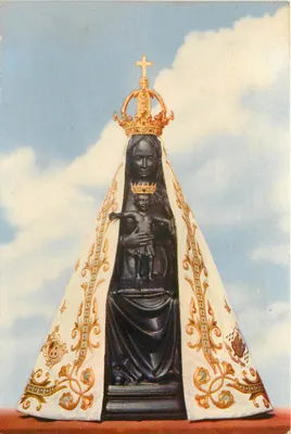 Nossa Senhora de Liesse — estátua coberta por véu tradicional — reprodução