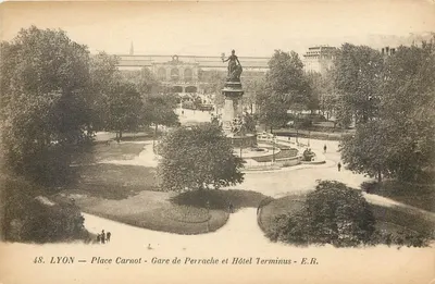 LYON — Place Carnot — Gare de Perrache et Hôtel Terminus — E.R.