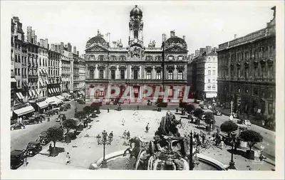 Lyon - Place des Terreaux — L'Hôtel de Ville et Fontaine Bartholdi — éditeur BEAL-PHOTO, Paris