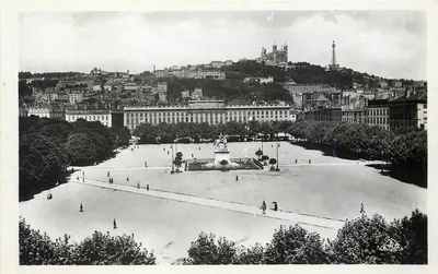 Place Bellecour i côteau de Fourvière — Lyon — wydawca REAL-PHOTO, n° (46)