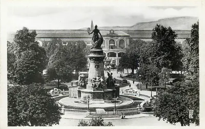 LYON - La place Carnot, Monument de la République et Gare Perrache