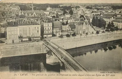 Laval - Vista geral do bairro St-Vénérand, no centro do qual se ergue uma igreja do século XV — Artaud et Nozais, Nantes, n°70