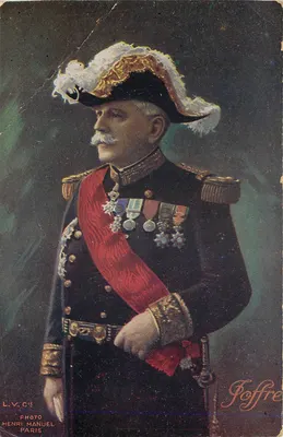 Geral em uniforme — decorado com medalhas — Foto Henri Manuel, Paris