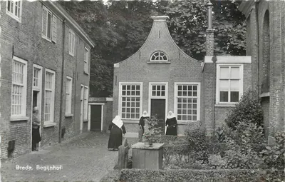 Breda, Begijnhof — vista de um edifício de tijolos com três religiosas — n° 30979