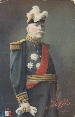 Geral Joffre — em uniforme militar decorado com ordens — Fot. Eugène Pirou, Paris