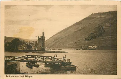 Mäuseturm perto de Bingen — vista do Reno com pontão e montanha em segundo plano
