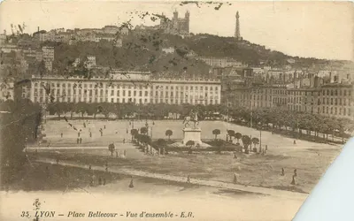 CPA Lyon Place bellecour Vue d'ensemble ER