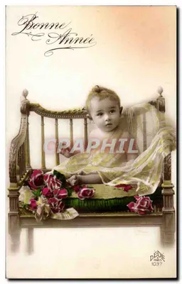 Bebê em leito com baldaquino — rosas — DÉDÉ PARIS 1037