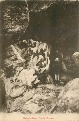 Malesherbes - Roche Éponges — vista da caverna com visitante