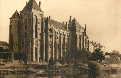 Abadia de São Pedro de Solesmes — Vista do Nordeste — Edição dos «Amis de Solesmes»
