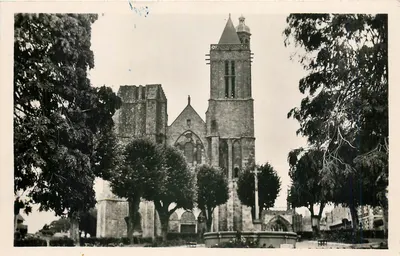 Dol-de-Bretagne (Ille-et-Vilaine) — A Catedral e o Pátio — Edições G. Reant, Paris