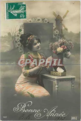 Mulher sentada com buquê — milenário de 1912 — editor Léon, n° 7457