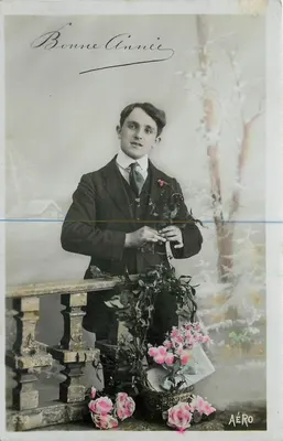 Jovem homem em traje — com rosas e decoração invernal — AÉRO, n°539