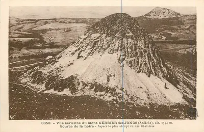 Vista aérea do Monte Gerbier des Joncs (Ardèche) — alt. 1554 m. — Edições d'Art Marbert Beffarn