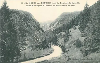 De MOREZ aos ROUSSSES (Jura) — A Estrada da Foice e as Montanhas na entrada de Morez (Lado Suíço) — C. Rotureau, livreiro em Morez (Jura)
