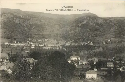 Vic-s-Cère — Vista geral — L'Auvergne, Cantal - 713