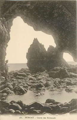 Morgat - Gruta dos Normandos — vista da gruta natural com um homem em traje da época — editor não identificado, n° de série 381