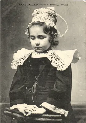 Menina bretã em traje tradicional — Coleção E. Hamonic, St-Brieuc