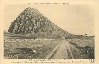 O Mont Gerbier des Joncs (alt. 1554 m.) — montanha fonolítica — Edições d'Art Puy