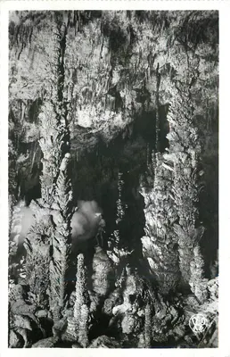 Aven d'Orgnac — Estalagmites gigantes — Foto Albert RIEU