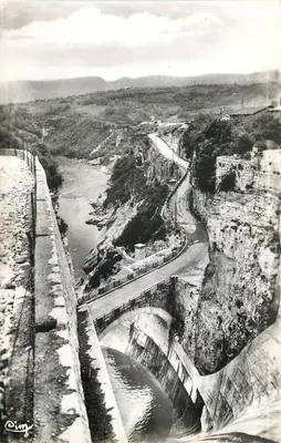 Represa de Génissiat (Ain) — Rua principal levando à fábrica — Édit. Perrier Combier, CIM