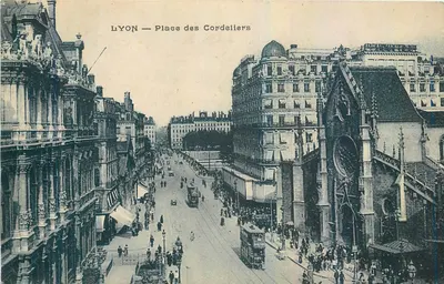 LYON — Place des Cordeliers — vue de la cathédrale et des tramways