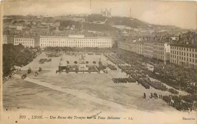 LYON — Une Revue des Troupes sur la Place Bellecour — Sklecta 377