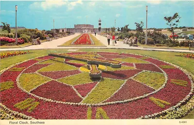 Relógio floral, Southsea — vista panorâmica com muro de fortificação e farol — editor E. T. W. Dennis & Sons Ltd, n° S.4361