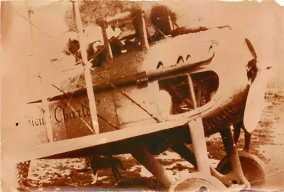 Avião biplano — inscrição 'Vieux Charles'