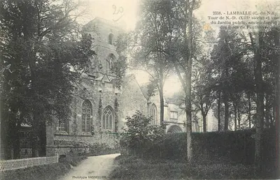 Lamballe (C.-du-N.) — Torre de N.-D. (século XIII) e vista do Jardim Público, antigo Jardim dos Duques de Penthièvre