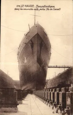 Le Havre — Transatlântico na nova seca (Vista da frente) — C.M., Le Trav