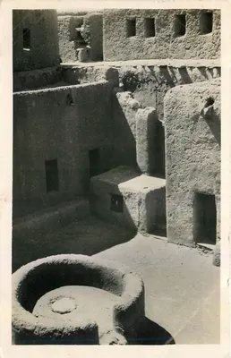 Interior do borj do Père de Foucauld, Tamaourasset — 5 sp — duas janelas da capela — editor C. Chéa & C. Chéa