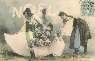 Natal — cena de Natal com duas jovens mulheres e bonecas — Fototipia A. Berderby & Cie, Nancy