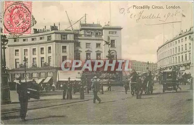 Piccadilly Circus, Londres — vista urbana com monumento central — editor desconhecido, número de série não visível