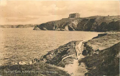 Beacon Cove & Atlantic Hotel, Newquay — vista costeira com um passeante — editor não identificado