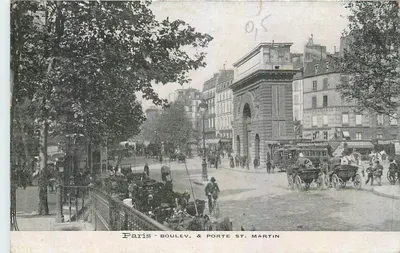 Paris - Boulevard e Porta Saint-Martin — vista urbana com arcos e carruagens a cavalo