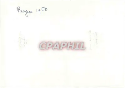Grupa mężczyzn stojąca przed samochodem — Praga 1960 — Rewers
