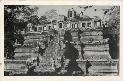 Templo de Angkor — vista do santuário em ruínas — editor não identificado