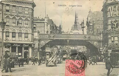 LONDRES. - Ludgate Circus — vista urbana com passarela e edifício no fundo — editor não identificado