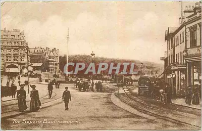 O Square de Bournemouth — vista da praça com trêm e pedestres — editor não identificado