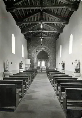 Avenas (Rhône) — Interior da igreja do século XII e seu altar romano (monumento histórico) — Foto G. Mourier