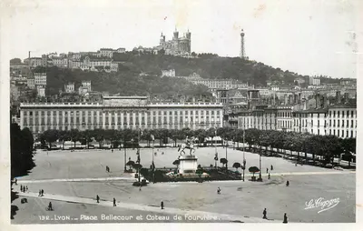 Lyon - Place Bellecour et Coteau de Fourvière — La Cigogne, n°132
