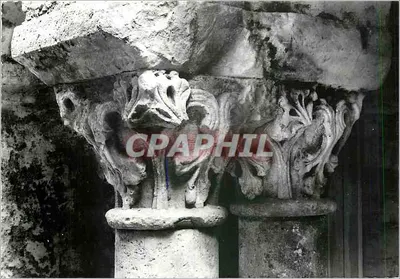 Tourtourac (Dordogne) — Capitais do século XII — Folhas de Acanthus — Foto CHIRIL