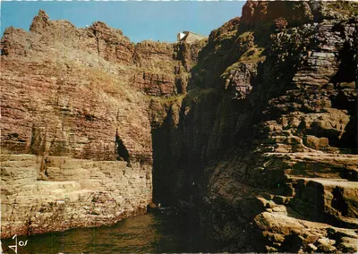 O Cabo Fréhel — Gruta na extremidade do Cabo Fréhel (altura da falésia 75 m) — Edições d'Art Iris Jos