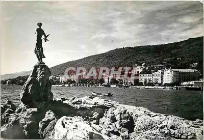 Estátua sobre rocha na margem do lago — vista da cidade em segundo plano — Graphil