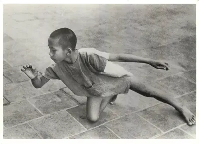 Dziecko w pozycji tańczącej — Bali 1938 — Gotthard Schuh