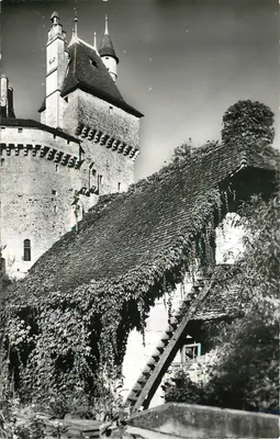 Castelo de Saint-Bernard de Manthion — vista do castelo e de uma casa vegetalizada — G. Rossat Mignon, série 370