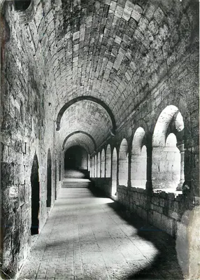 A Abadia de Thoronet — Galeria Leste do claustro — Editor: Service Commercial Photographies, Grand Palais-Avenue