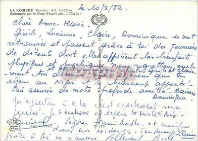 ला रोशियर (सैवोय) — बर्फ से ढके दृश्य के साथ छोटे घर और पर्वत — इम्प्रेसरी मेटेओ — पीछे