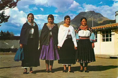 Quatro mulheres indígenas — Otavalo, Equador — Gráficas Feraud Ltda.